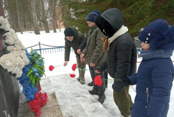 возложение цветов к обелиску. Вараксинский СДК - фото - 2