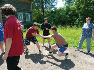 25 июня в Середском Доме культуры совместно с библиотекой прошла спортивно-игровая программа «Я самый сильный и ловкий» - фото - 6